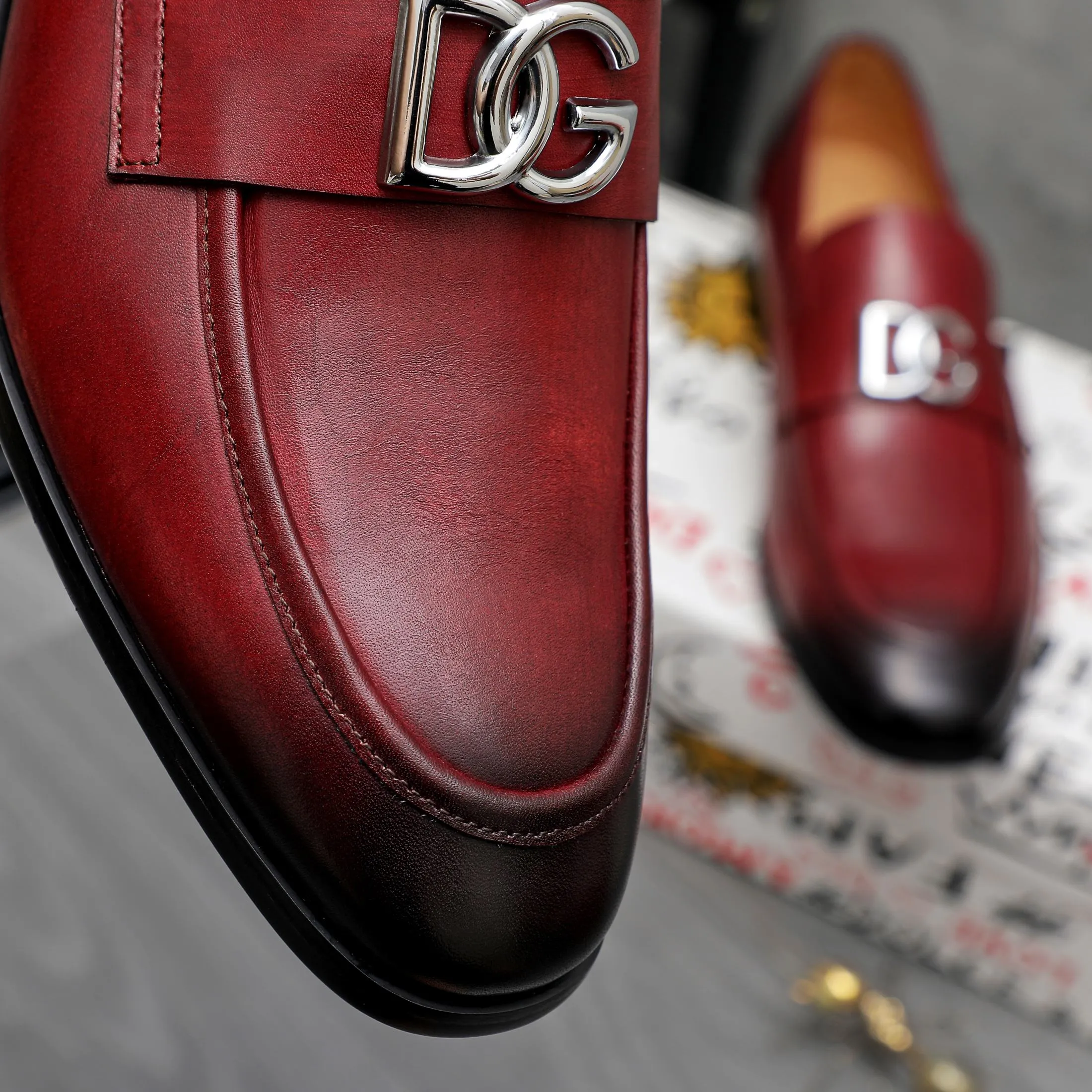 Men's shoes 💰500 Product trademark: DG (Dolce & Gabbana) business casual leather shoes Regular size: 38-45 (45 is custom-made and non-returnable) Product materials: Selected high-quality color-brushed cowhide upper, cowhide lining, original outsole
